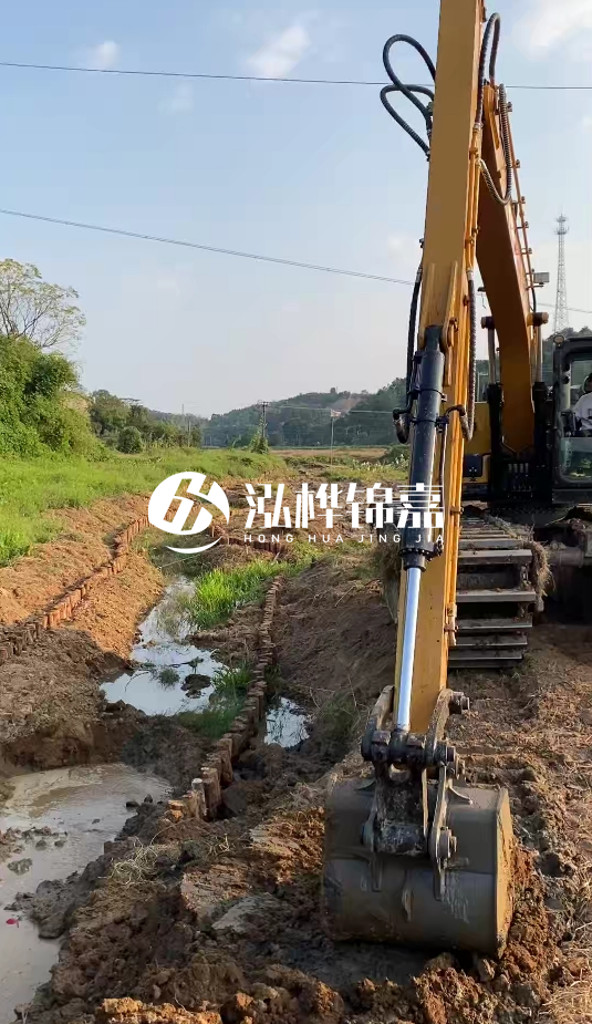 青島河道清淤專業(yè)施工-水挖機(jī)清淤適合哪些河道狀況？