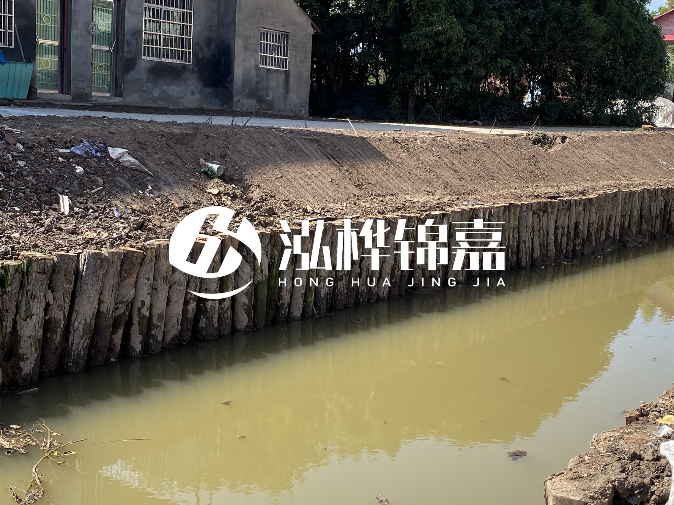松木樁批發(fā)廠家泓樺錦嘉-圍堰松木樁間距多少能保證穩(wěn)定性？